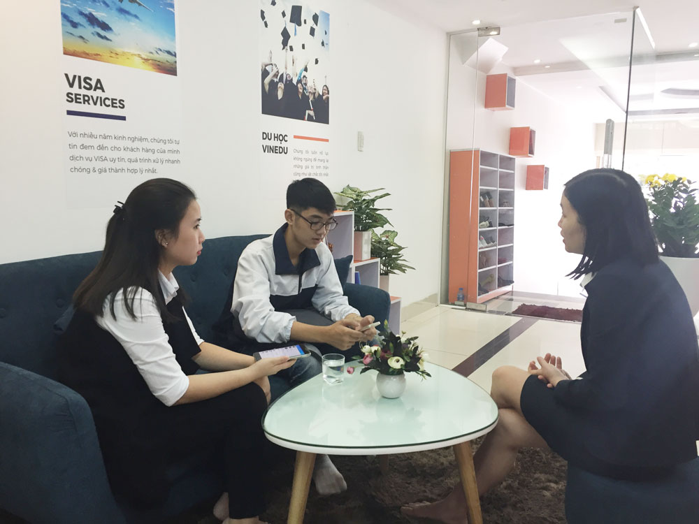 Thí sinh Olympia tới văn phòng VinEdu để được tư vấn du học