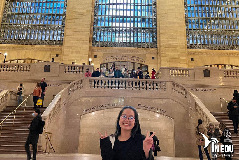 Học sinh Phạm Minh Hiếu nhận giải thưởng xuất sắc của Holy Cross High School